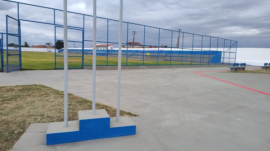 Vista da quadra e alambrados do estádio reformado